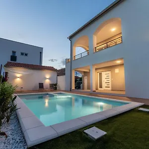  Appartement Bernie With A Pool